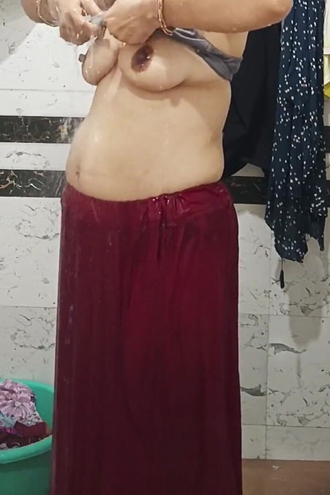 Priya bhabi büyük götlü banyo gösterisi
