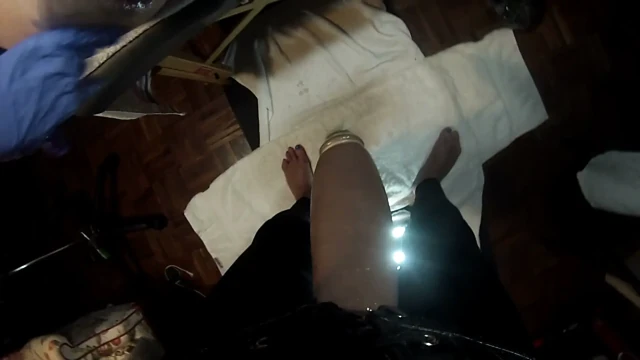 SUBMISSIVE HUSBAND-Karı kocasını boynuzlu kocasını topuklarına kadar alması için talimat veriyor!
