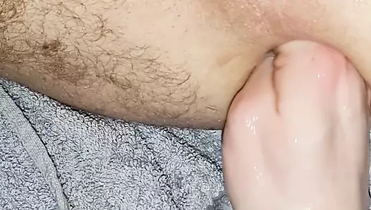 Karımı sert sikiyorum ve götüme yumruk sokturuyor