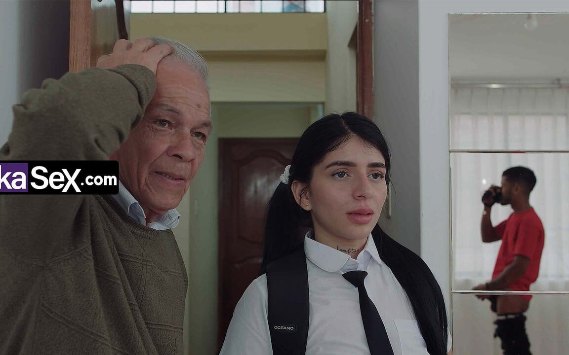 Inka Seks - Büyük Kıçlı Üniversite Kızı Büyük Penisi Esmer Üvey Kardeşi Tarafından Sevişiyor