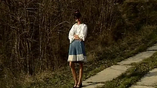 Двум сногсшибательным французским крошкам пробурили очко в тройничке на улице