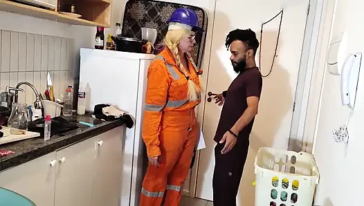 Mini Zinho tesisat hizmetini tuttu, sonunda güzel bir kadının hizmeti yapması sürprizdi.