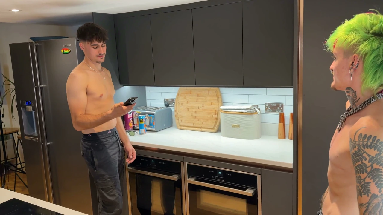 Porno gay de rol: folla a un hombre tatuado en la cocina
