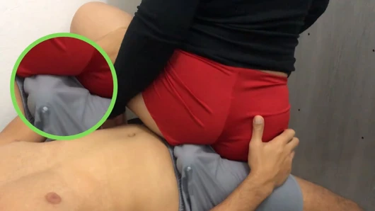 Yetişkin fitness modeli kendini ovuyor ve ineği iç çamaşırıyla hızlı boşaltıyor