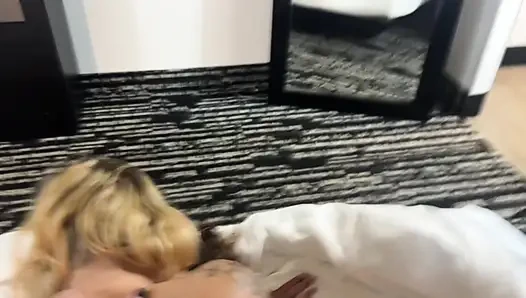 Orta yaşlı seksi kadınlar erkek arkadaşını üçlü grup seksle uyandırıyor