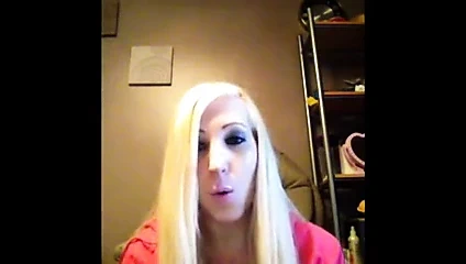 Büyük göğüsler sarışın göğüslerinden birinden süt alıyor