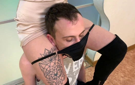 Bir köle için maske yerine sahibenin külotu - kadın egemenliği kokla ve yüze oturma