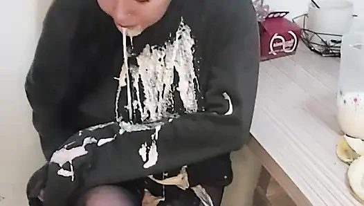 Midemi yemekle dolduruyorum