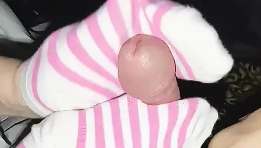Seksi ateşli pembe ve beyaz çizgili çoraplı çoraplı elle muamele