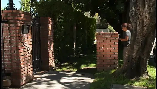 Büyük memeli güzel latin orta yaşlı seksi kadın domalarak sikiliyor ve büyük yarakla götüne boşalıyor