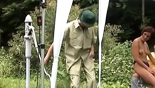 Ze is een Duitse babe die graag in haar gaatje wordt geneukt tijdens een sessie buitenshuis