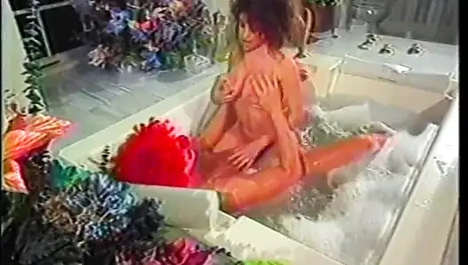 Harika götlü seksi esmer kadın palyaçodan domalarak sikişmeyi seviyor