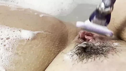 Banyo zamanı biraz eğlenceye hazırlanıyor - tıraş oluyor ve oynuyor - büyük memeler