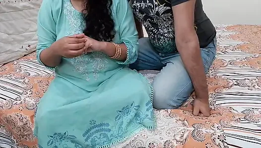 Hintli üvey anne üvey oğluna "Baban şu anda hiçbir şey yapamaz", diyor.