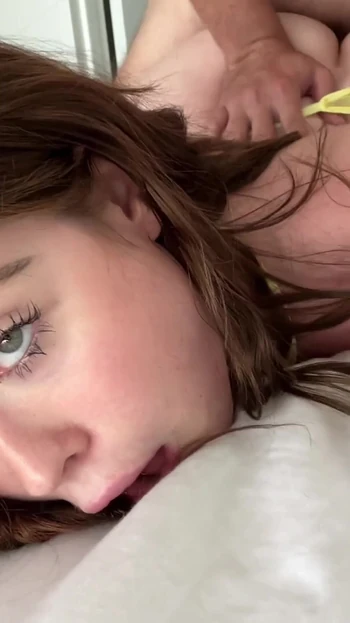 Захватывающий момент из "Гибкую рыжую студентку-шлюшку трахает глупо соседка по комнате - Rosie Rider"