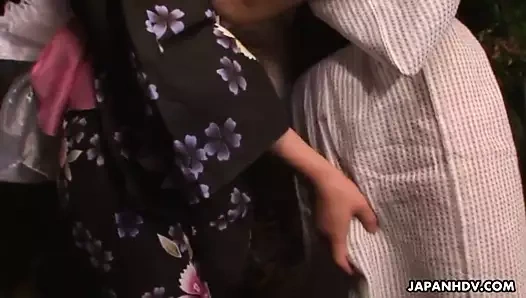 Asya güzellik büyük bir samuray kılıcı emme