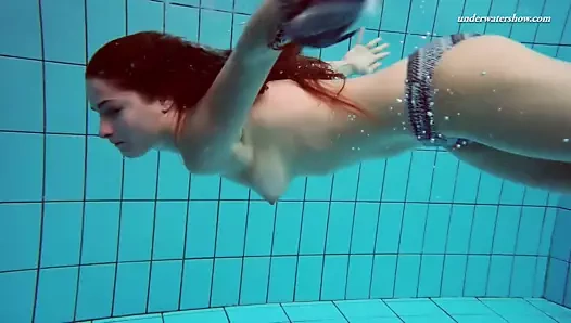 Büyük memeler teenie liza bubarek swim çıplak içinde the havuz