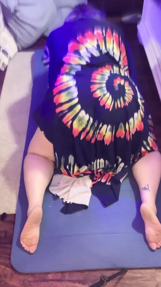 İri güzel kadın boo yoga yapıyor