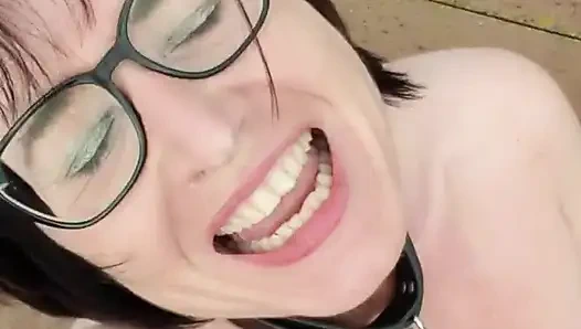 Kahkahalarla su sıçratıyor