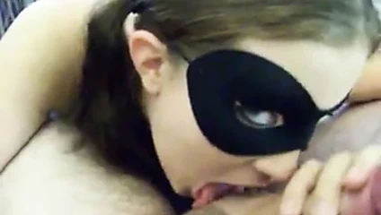 Ateşli bir maske takıyor