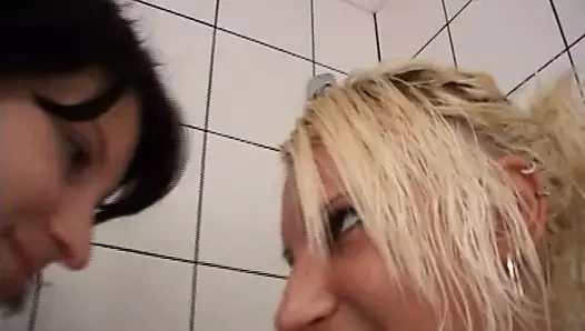 Milena horoz alır ve bir sürtük gibi bağırır