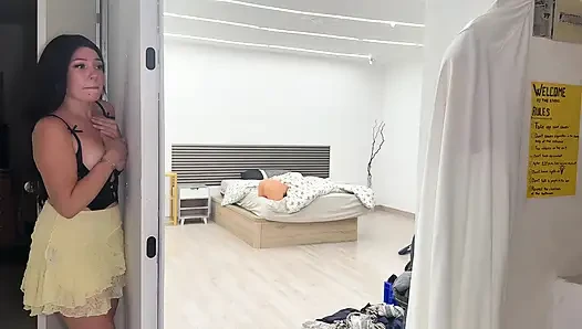 Arkadaşımın kız arkadaşını bir bebekle karıştırıyorum ve sonunda çifte penetrasyon