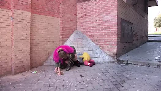 Büyük memeli hatun iç çamaşırı sokakta harika vücudunu gösteriyor