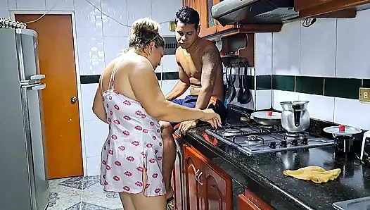 Azgın üvey annemi ikna etmek çok kolay, o benim aletimi seviyor