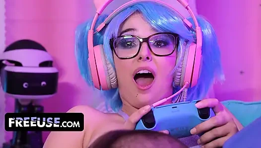 Gamer kızları Leana Lovings ve Krissy Knight Nicky katılınca odaklanıyor