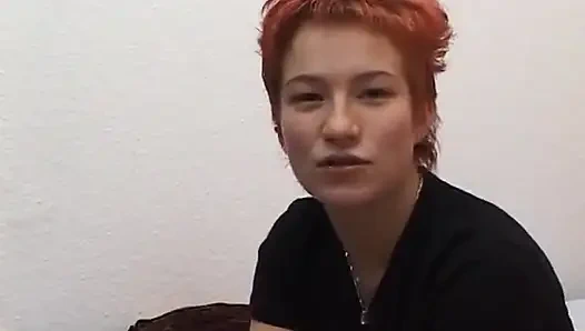 Kısa saçlı kızıl saçlı ilk oyuncu seçmelerini yapıyor