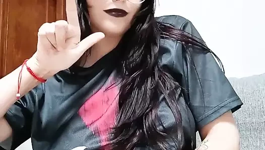 Emo gotik kız baskın talimat veriyor ve seni aşağılıyor