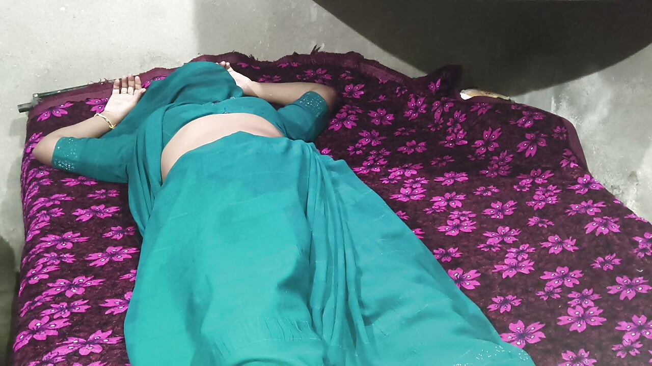 Eşim evde uzanacakken, yeni evli Hintli desi kocası onu şiddetle sevişiyordu