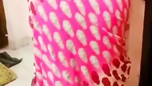 Aldatılan bir koca, seksi Desi karısının sari giymesini istedikten sonra güzelliğine hayran kalıyor.