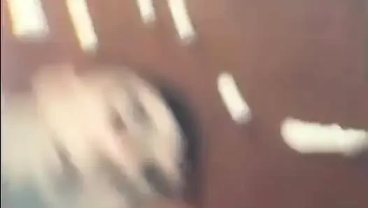Havuzda mayoların yarağını çekiyor (yarak ve ayaklar su altında)