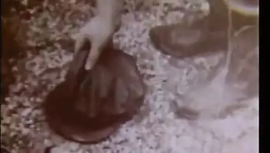 Ormanda yürüyen genç kız (1950'lerde vintage)