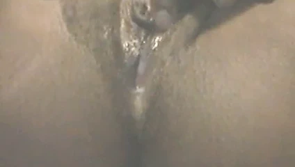 Genç siyah kız onu kedi ile oynuyor