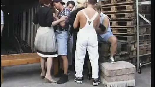 Edepsiz yaşlı sarışın grup sekste yarak emerken arkadan sikiliyor