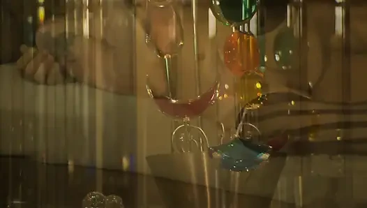 Ateşli seksi kız kanepede yarağa binmeyi seviyor