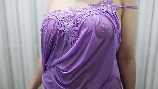 Hintli üniversiteli kız tamamen tatmin olana kadar seksi saten iç çamaşırı giyerken sikiliyor