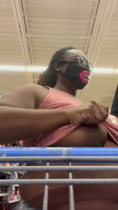 Nookiescookies Walmart'ta meme uçlarını gösteriyor | Klip 2