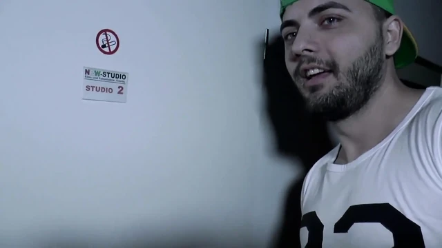 Güzel büyük memeli olgun büyük yuvarlak götünden sikiliyor