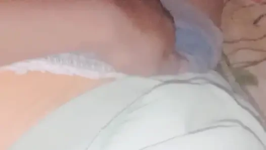 Üvey kız kardeşimin odasında otururken çığlık atıyordum