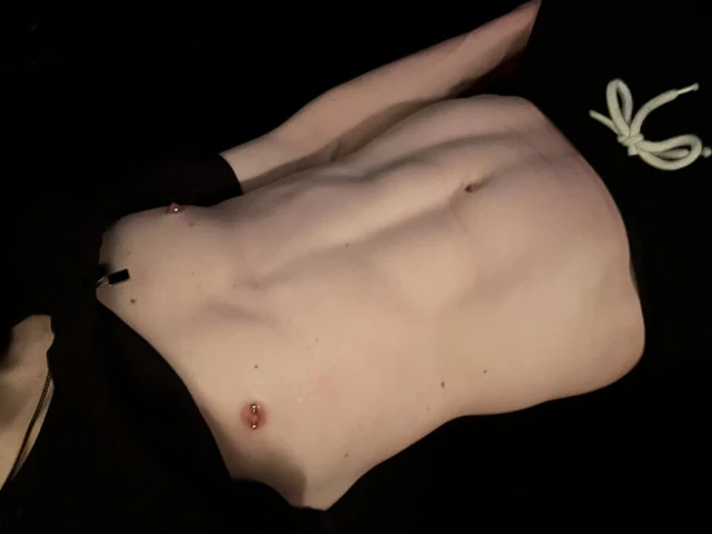 Twink mastürbasyon yapıyor, çünkü azgın