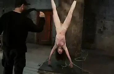 köle baş aşağı kırbaçlandı