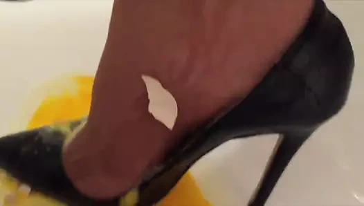 Onun parti topuklu yumurta ve krema