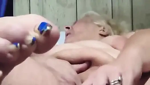 Göğüslerine şaplak atıyor ve klitoris azgın değersiz bir kaltak