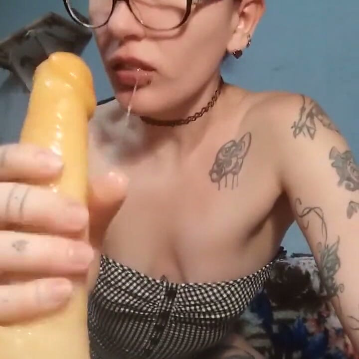 Sıska ateşli orta yaşlı seksi kadının büyük yarağına ihtiyacı var