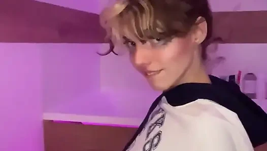 Mavi iç çamaşırlı sevimli minyon genç kız