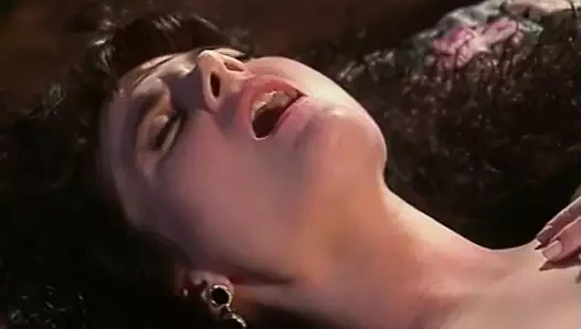 Yuvarlak götlü esmer hatun kayak kulübesinde büyük yarakla sert sikiliyor