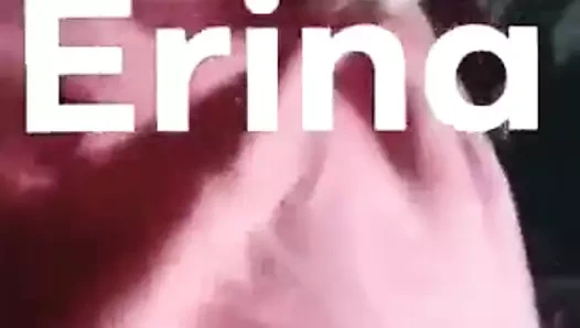 Desi kız gösteren göğüsler ve kedi